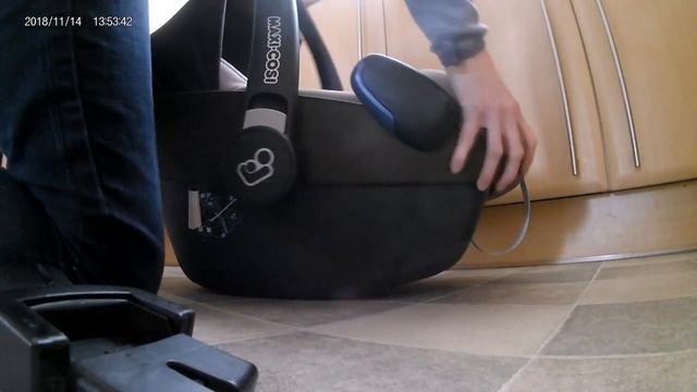 How to remove car seat adapters from Maxi Cosi Pebble car seat - ours got stuck! смотреть онлайн