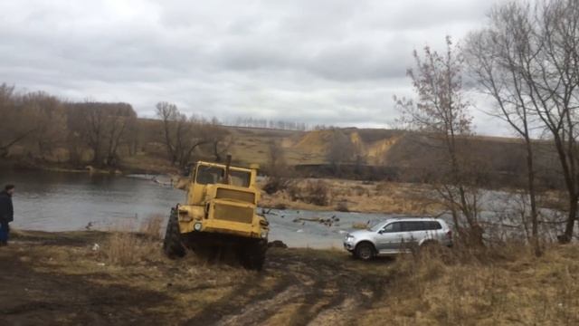 К 701 + КрАЗ в сцепке в брод через речку. смотреть онлайн