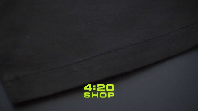 Черная футболка Fair Focus с ярким принтом спереди в магазине 4:20 SHOP. смотреть онлайн