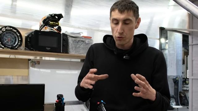 Саша объяcняет, зачем такой безумный самокат (и как работает его подвеска) смотреть онлайн