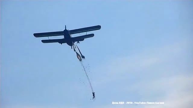 День ВДВ - 2018 в Порошино: прыжки парашютистов с малой высоты, и бреющий полёт Ан-2. смотреть онлайн
