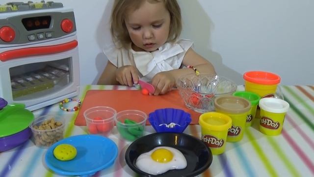 Катя и папа Готовят завтрак из пластилина смотреть онлайн