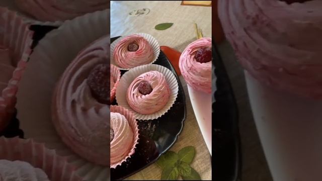 Заварной малиновый зефир#shorts #зефир #рецепт #малина смотреть онлайн