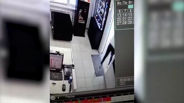 В Волгограде грабитель вспорол ножом шею сотруднице салона сотовой связи смотреть онлайн