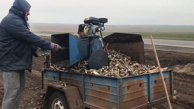 ?Акации НЕТ, пилят??( веткоизмельчитель своими руками - измельчитель веток).заготовка дров смотреть онлайн