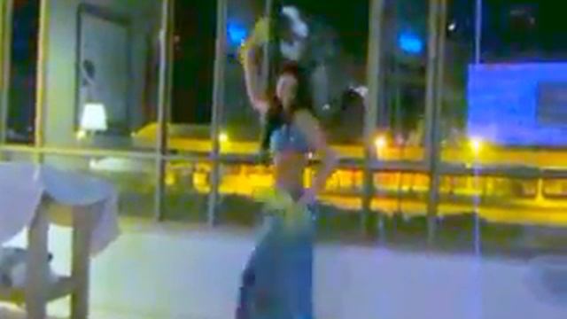 Копия видео Восточный танец исполняет Лена Харбадот из театра "Аленушка", февраль 2014 смотреть онлайн