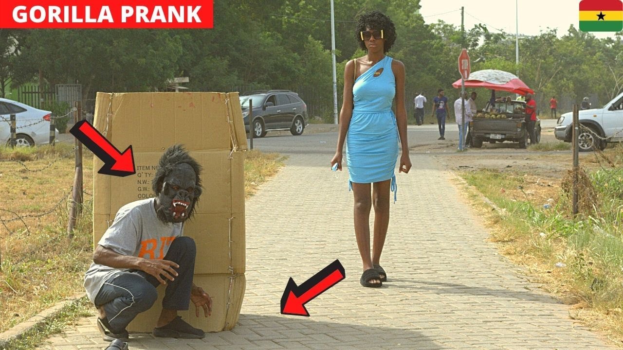 Горилла пугает прохожих людей.