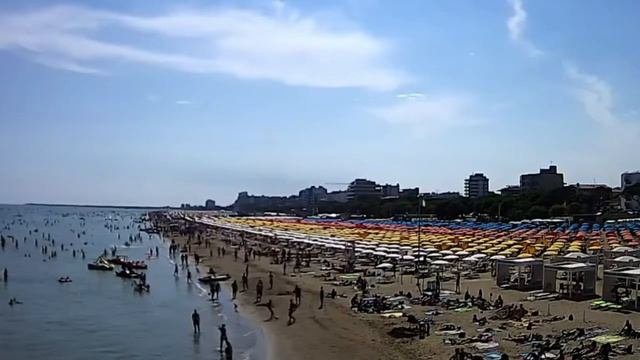 The central beach of Lignano Sabbiadoro (Italy) смотреть онлайн