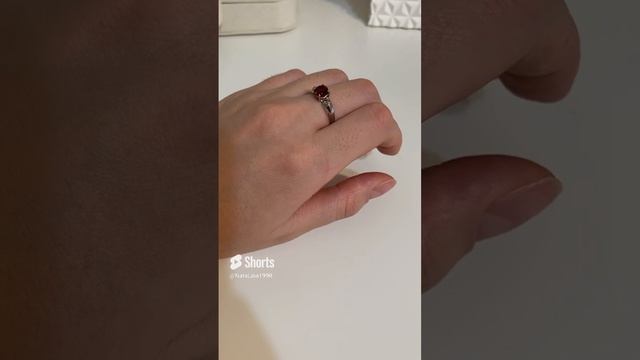 Продаю кольцо из серебра с натуральным гранатом и с бриллиантами 1300 руб