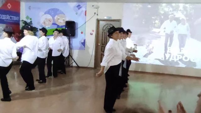Танец со шляпками. Танцевальный коллектив "Лёгкий шаг". Руководитель Мумрина Е.Б. смотреть онлайн