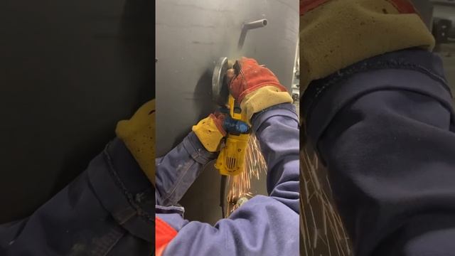 УШМ DeWALT в работе, в целом не плохо, частое обслуживание. смотреть онлайн