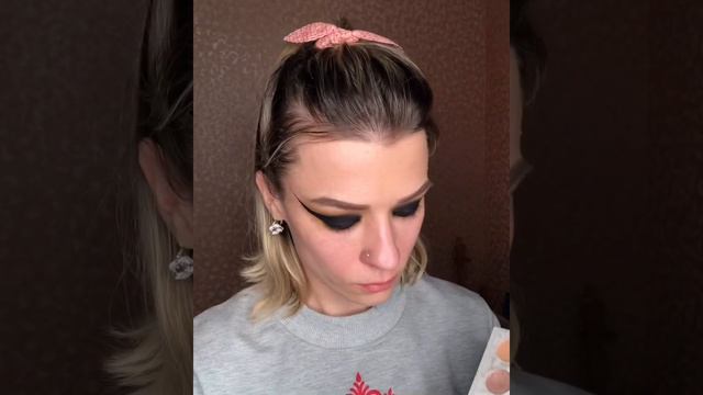 МАКИЯЖ СМОКИ АЙЗ. SMOKY EYES. ЭМИ УАЙНХАУС / STAR MAKEUP TUTORIAL смотреть онлайн