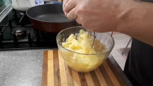 "Мясные фрикадельки с картофельными клёцками в сливочном соусе." смотреть онлайн