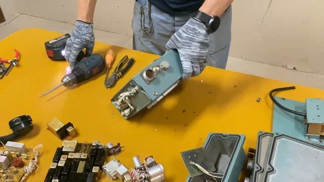 Разберем Радиостанцию ПАЛЬМА ПН на наличие ценных деталей. смотреть онлайн