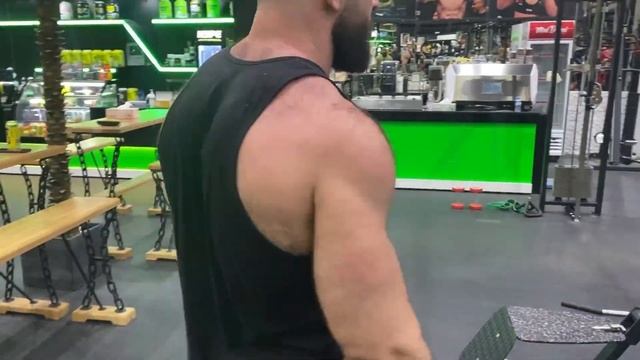 World’s Strongest Biceps In The Binous Gym Самый сильный бицепс мира Низами Тагиев в Бинос Джим