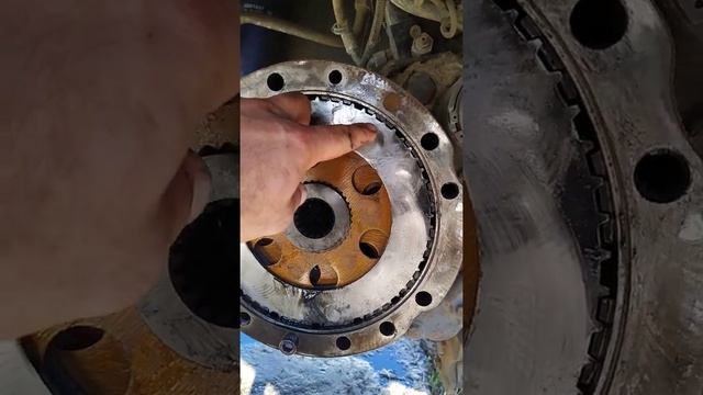 Снятие чулка заднего моста Терекс 970 смотреть онлайн