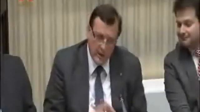 El conseller Mena, als i les joves: "Agafin el primer vol a Londres, i a servir cafès!" смотреть онлайн