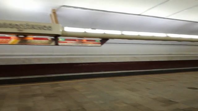 Посадка на поезд на станции метро Молодежная минского метрополитена, следующая Фрунзенская смотреть онлайн