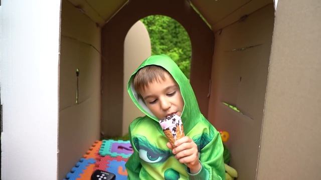 Максим играет в продавца вкусного мороженого смотреть онлайн