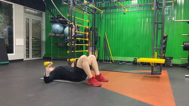 Жим гантели лёжа смотреть онлайн