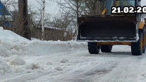 Экскаватор погрузчик чистит снег в СНТ в любую погоду. Уборка снега на центральной дороге.