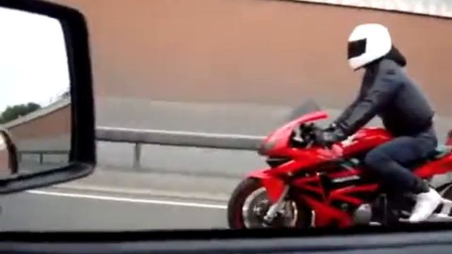 Honda cbr 600RR в тоннеле под 200 смотреть онлайн