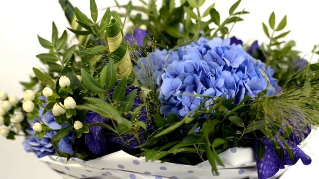 Букет с гортензией и вандой - Цветочный Маркет 24