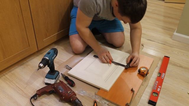 Установка мебельной ручки. Как установить мебельную ручку если на фасаде нет отверстий. смотреть онлайн