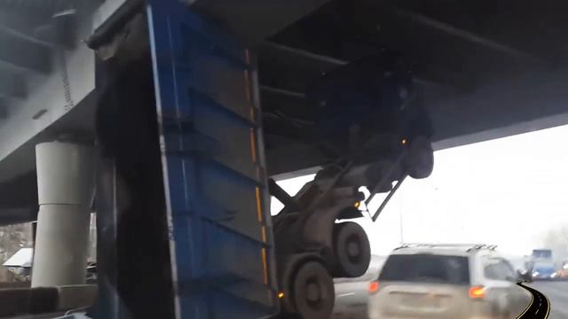 Truck Bridge Crash Compilation смотреть онлайн