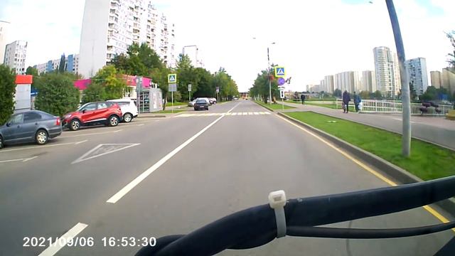 Старенький Пежо не видит большой автобус смотреть онлайн