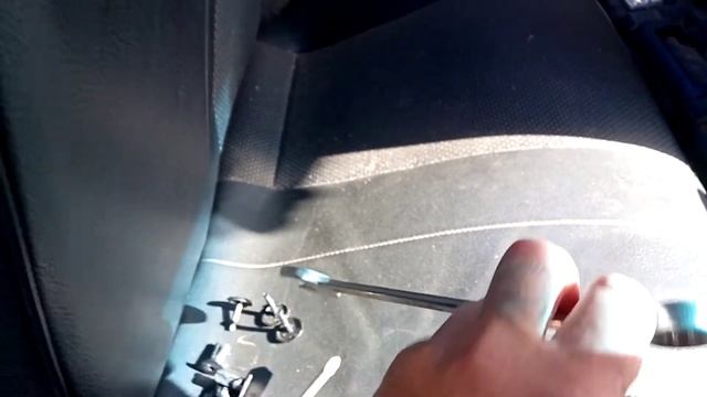 Нива шевроле.как быстро снять заклинивший замок спинки заднего сидения смотреть онлайн