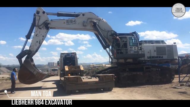 This is How You Transport HUGE Liebherr Crane & Excavators смотреть онлайн