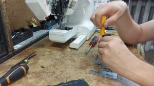 Швейная машина Janome петляет снизу