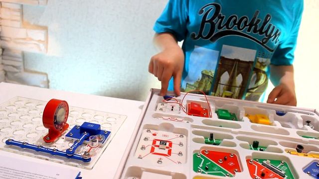 Электронный конструктор Знаток 999 схем 2 часть Electronic designer Expert 999 schemes part 2 смотреть онлайн