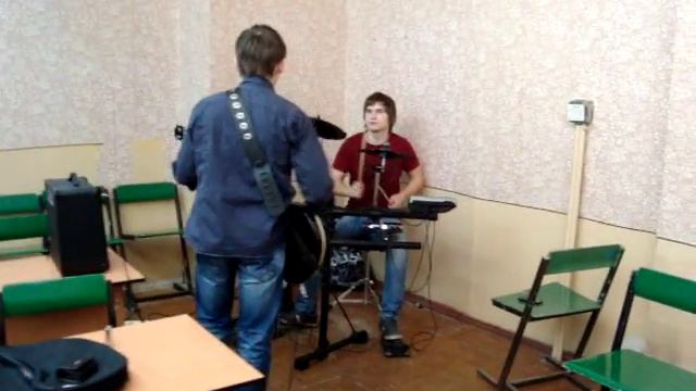 Играют рок в школе во время уроков