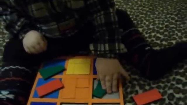 Сане 1,1 г. Играет в игру Сложи квадрат Никитина