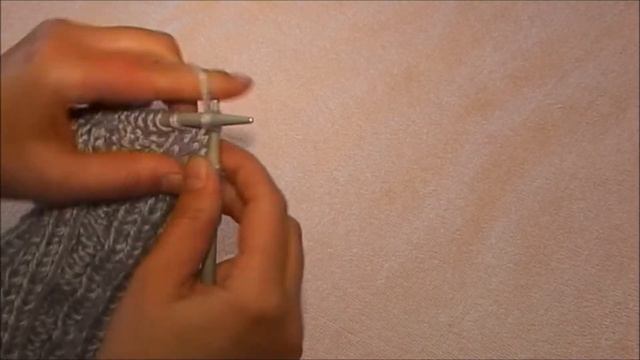Женский жилет спицами ( полочка , вывязываем горловину ,часть 2 ) смотреть онлайн