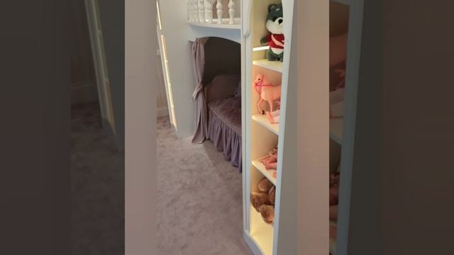 Кровать-замок с диваном и подсветкой: видеообзор комнаты для девочки смотреть онлайн