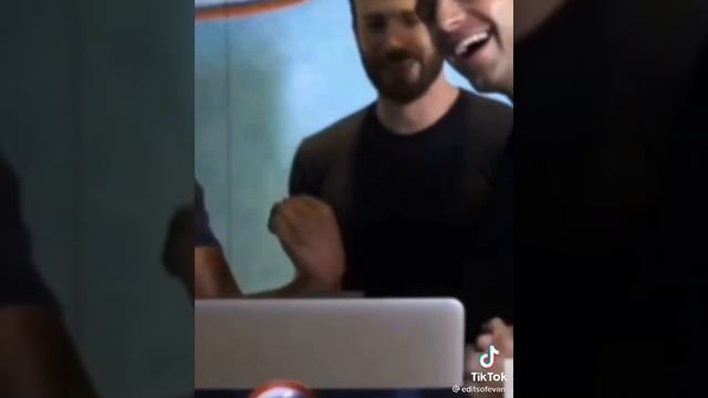 Chris Evans showing his Bicep to Anthony Mackie.. смотреть онлайн