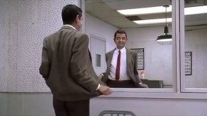 Мистер бин перед зеркалом