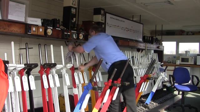 Как переводятся стрелки на железной дороге? Кто ими управляет?
Ответ в этом видео! смотреть онлайн