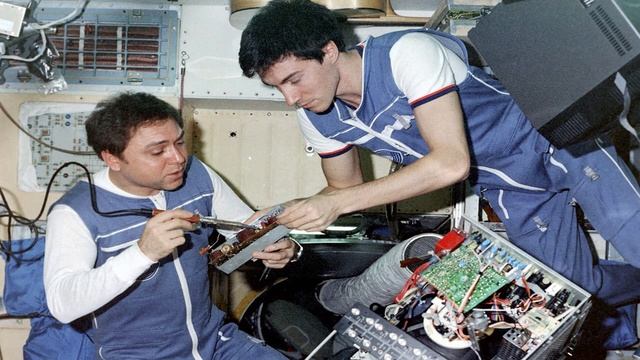 Космонавт, которого забыли в космосе l Сергей Крикалев смотреть онлайн
