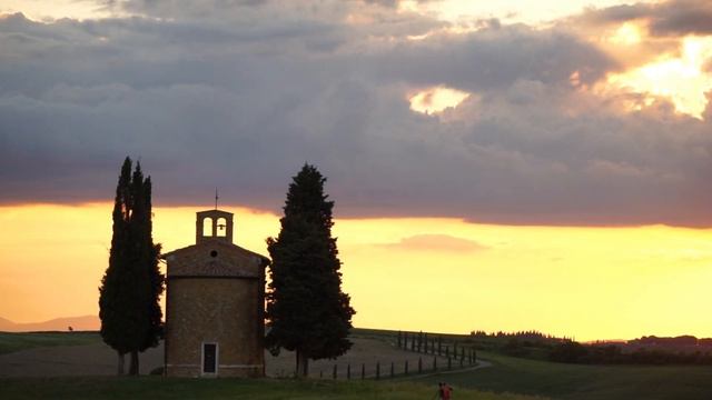 Возвращение в Тоскану. Живописные окрестности долины Валь д’Орча. Закат у капеллы Виталета смотреть онлайн