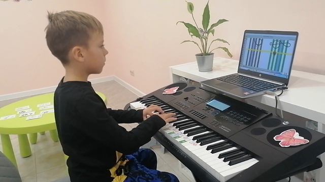 Soft Mozart: Герман. Знакомство с пьесой "Алфавитная песенка". Первый год обучения. смотреть онлайн