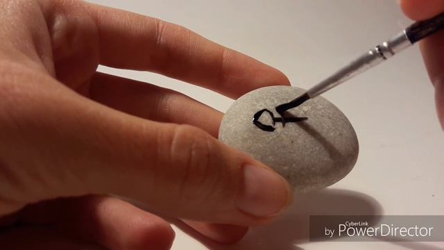Рисуем значок рыбки на морском камушке | Draw a fish icon on a sea pebble. Рисунок рыбки. смотреть онлайн