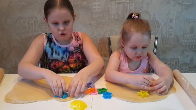 Саша и Женя делают песочное печенье.