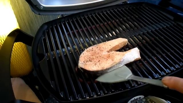 WEBER -CТЕЙК ИЗ СЁМГИ С КАРТОФЕЛЕМ смотреть онлайн