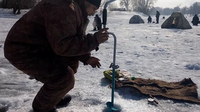 Зимняя рыбалка в затоне на нефте базе поймали тоже маленько мелкой сароги и уклейки город Семей смотреть онлайн