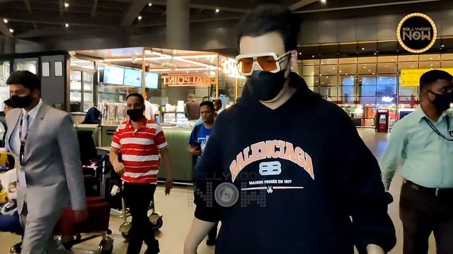 KWK 8: Karan Johar Expresses Loneliness, Gets Emotional After Seeing Deepika Ranveer's Wedding Vide смотреть онлайн