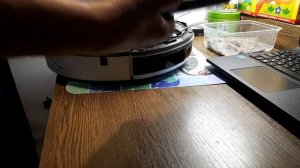 Лучший бюджетный робот пылесос Media vcr 06. Часть 3. Чистим контейнер и турбощетку после уборки